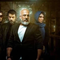 این چیه دور گردنت؟