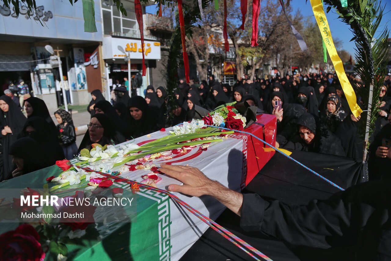 عکس/ تشییع پیکر ۳ شهید گمنام دفاع مقدس در اردبیل