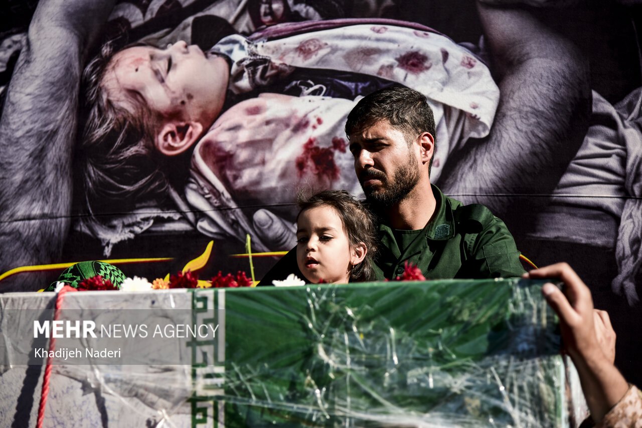  عکس/تشییع پیکر مطهر ۱۲ شهید گمنام در دانشگاه اصفهان