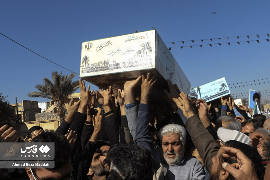 عکس/ همراهی مردم شیراز با کاروان شهدای گمنام تا منزلگاه ابدی