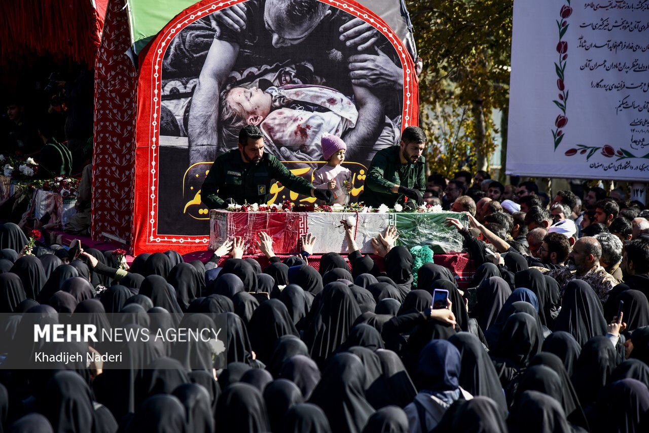  عکس/تشییع پیکر مطهر ۱۲ شهید گمنام در دانشگاه اصفهان