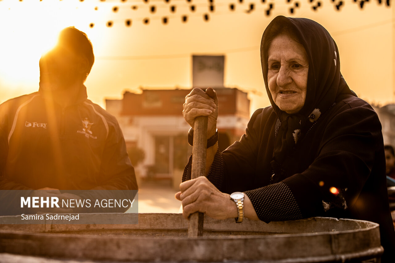 آیین سنتی سمنوپزان در میدان امام حسین (ع)