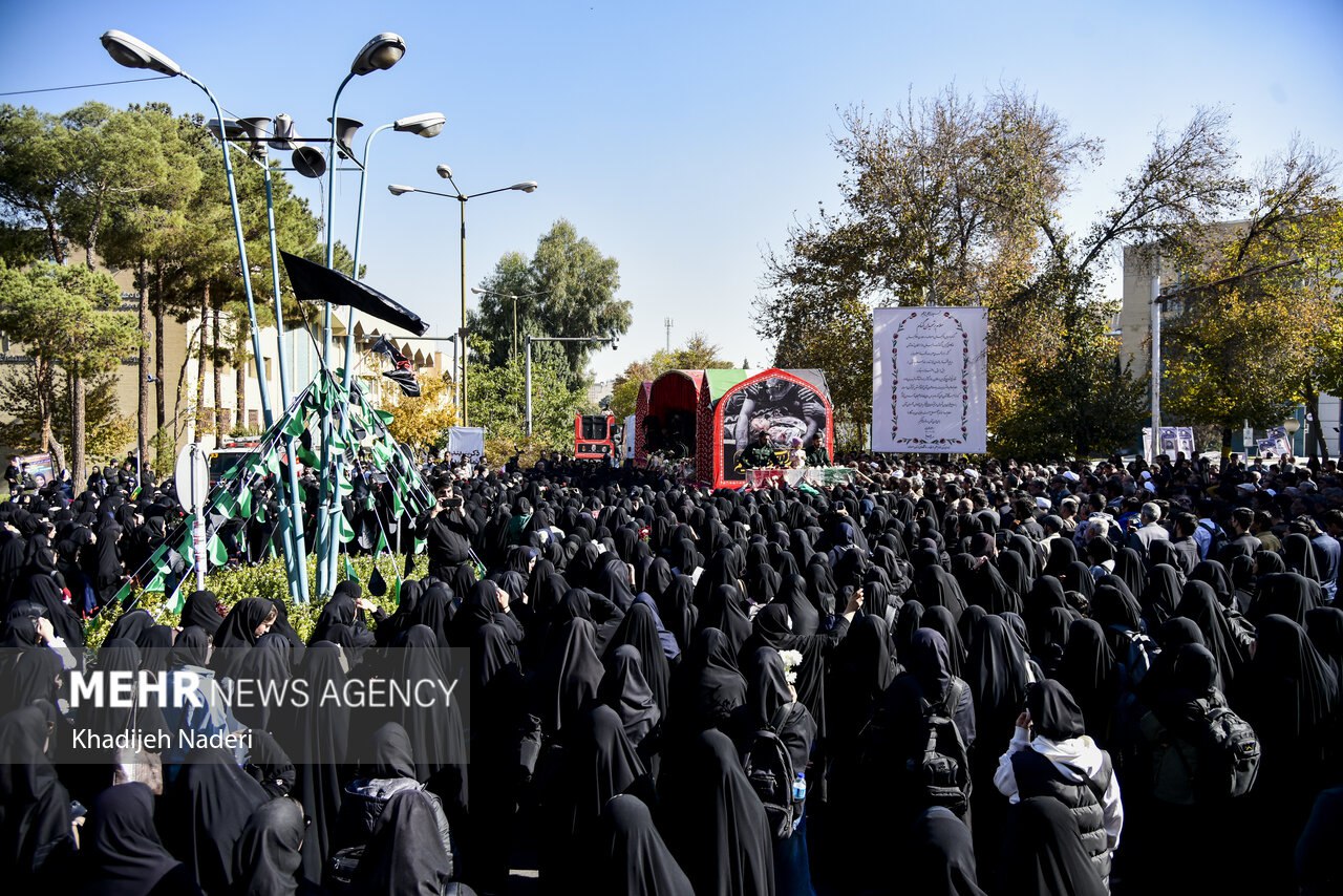  عکس/تشییع پیکر مطهر ۱۲ شهید گمنام در دانشگاه اصفهان