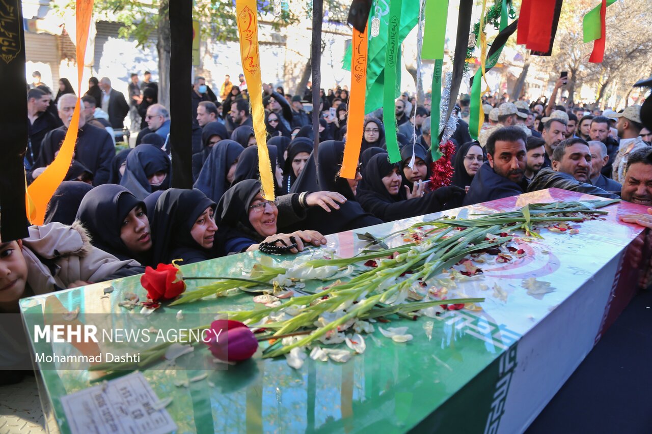 عکس/ تشییع پیکر ۳ شهید گمنام دفاع مقدس در اردبیل