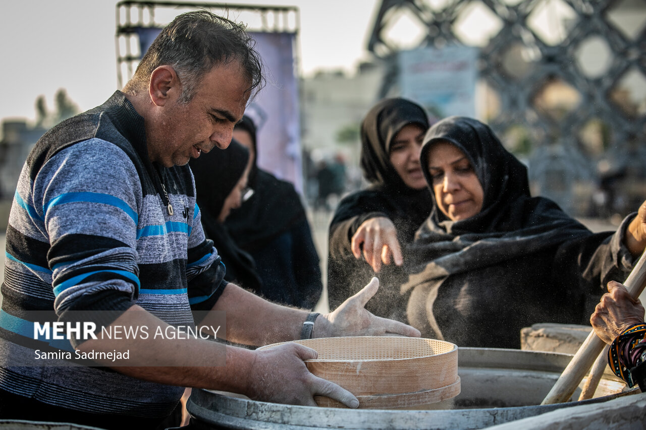 آیین سنتی سمنوپزان در میدان امام حسین (ع)