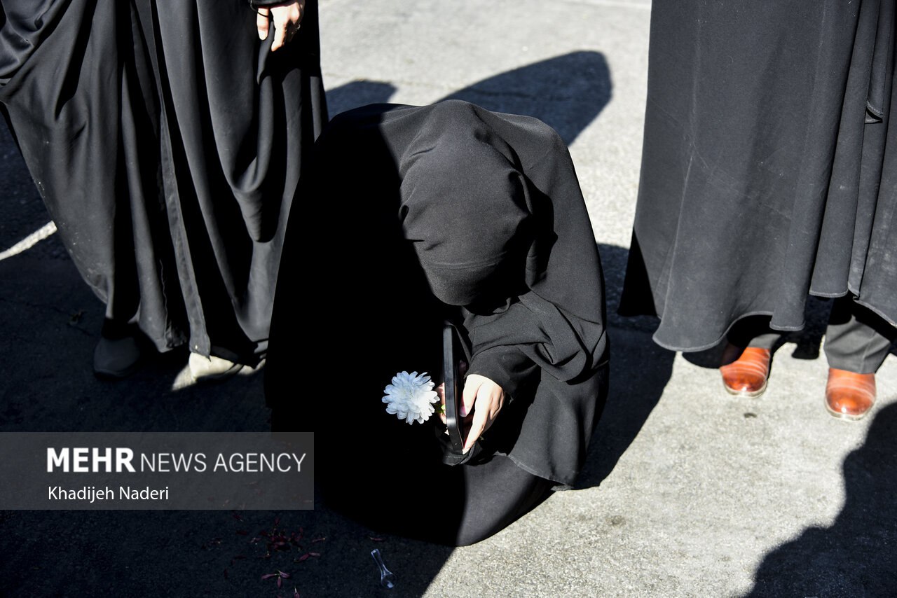  عکس/تشییع پیکر مطهر ۱۲ شهید گمنام در دانشگاه اصفهان