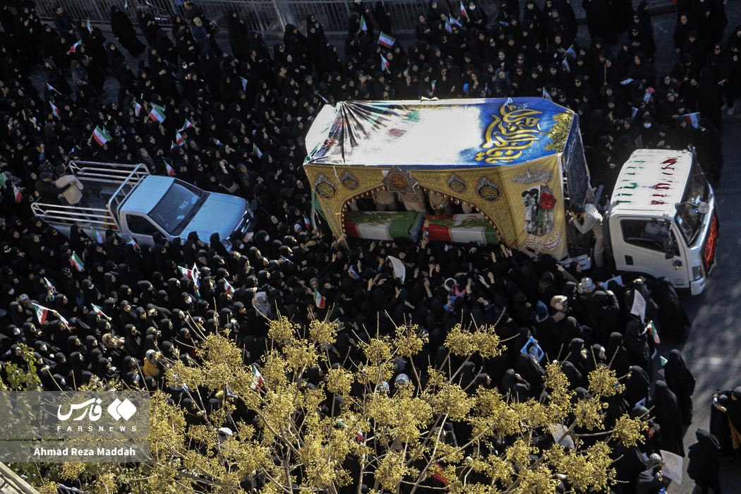 عکس/ همراهی مردم شیراز با کاروان شهدای گمنام تا منزلگاه ابدی