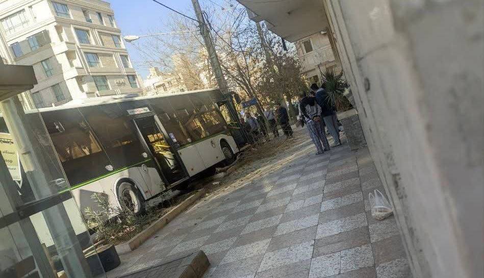 انحراف اتوبوس شهری در مشهد حادثه آفرید