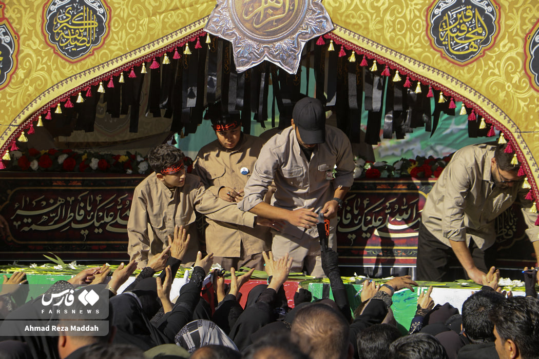 عکس/ همراهی مردم شیراز با کاروان شهدای گمنام تا منزلگاه ابدی