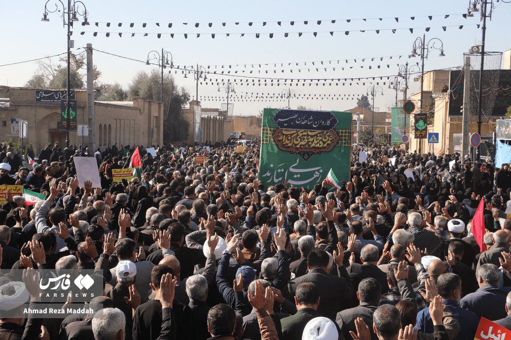 عکس/ همراهی مردم شیراز با کاروان شهدای گمنام تا منزلگاه ابدی