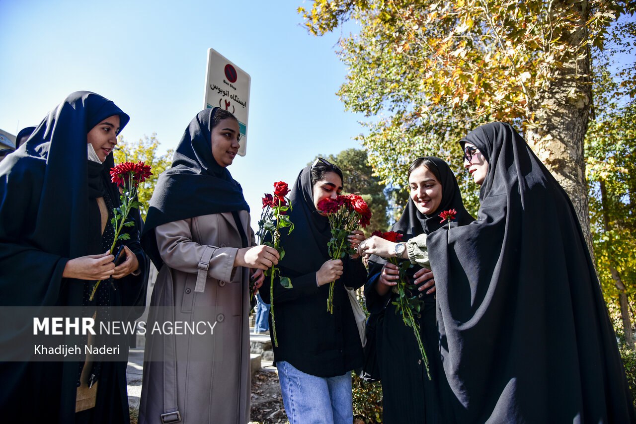  عکس/تشییع پیکر مطهر ۱۲ شهید گمنام در دانشگاه اصفهان