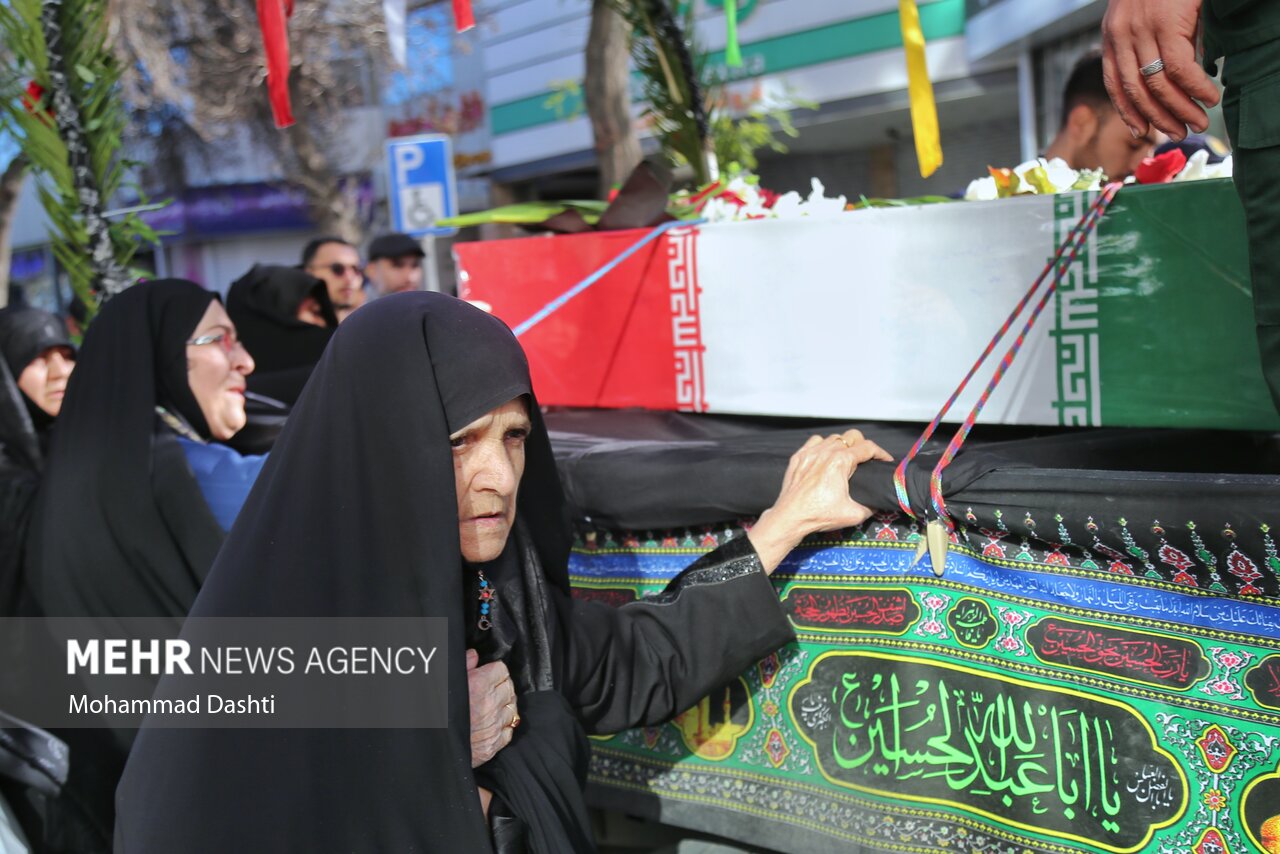 عکس/ تشییع پیکر ۳ شهید گمنام دفاع مقدس در اردبیل