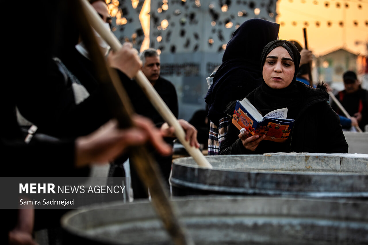 آیین سنتی سمنوپزان در میدان امام حسین (ع)