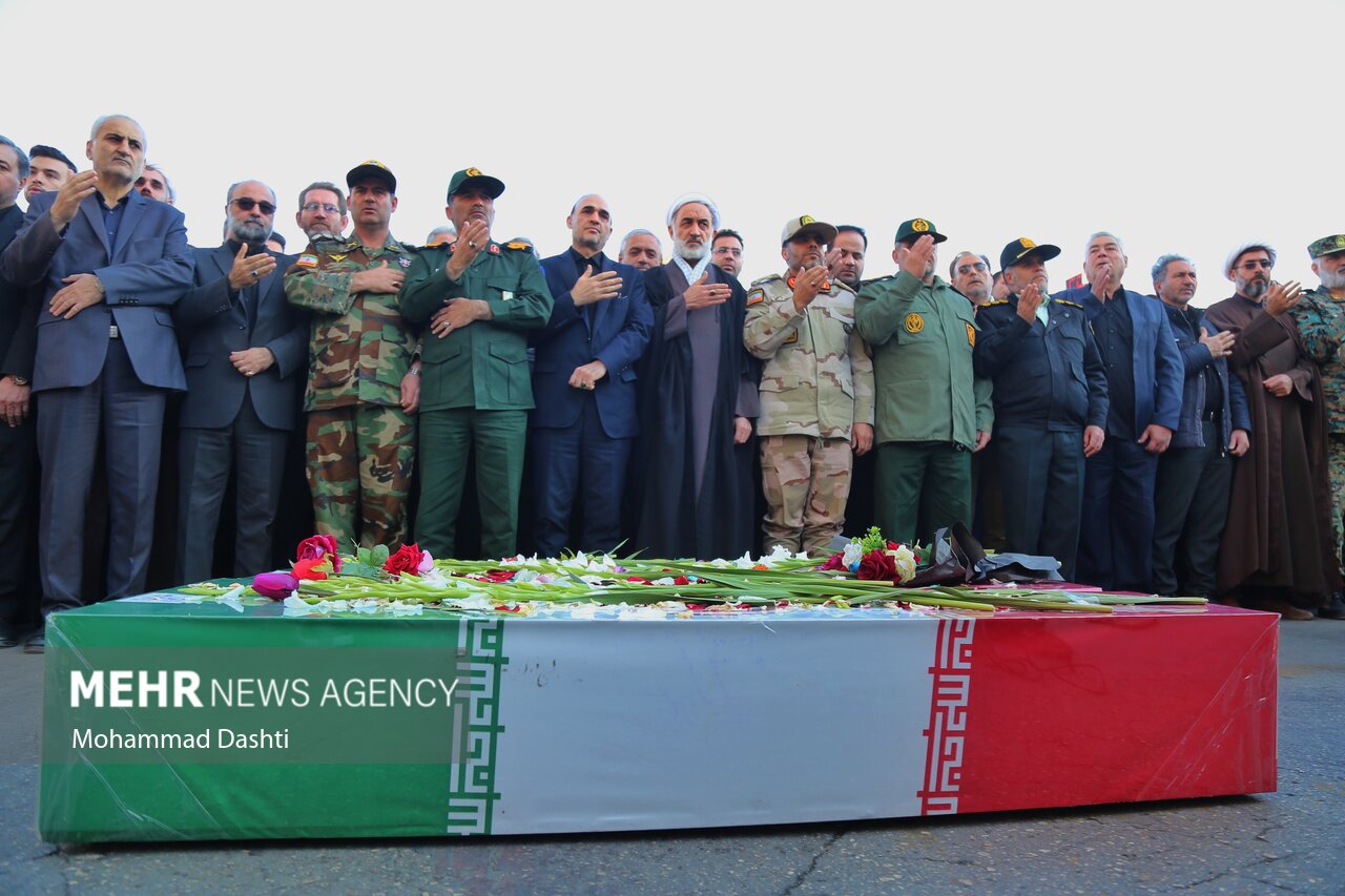 عکس/ تشییع پیکر ۳ شهید گمنام دفاع مقدس در اردبیل