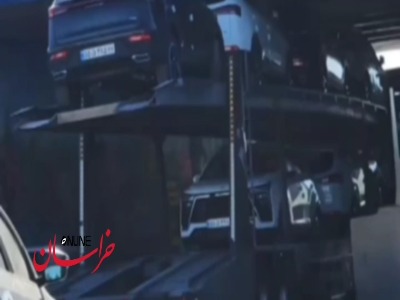 گیر کردن تریلی حامل خودرو زیر پل ورودی گناباد