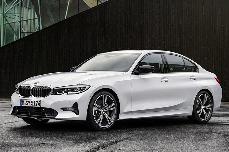 خودروی بی ام و که از وسط نصف شده, اما چرا؟