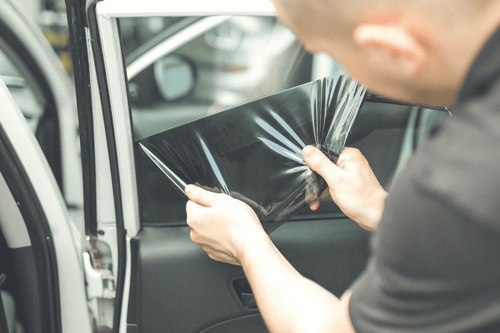 پاک کردن شیشه دودی ماشین بدون نیاز به ابزار حرفهای