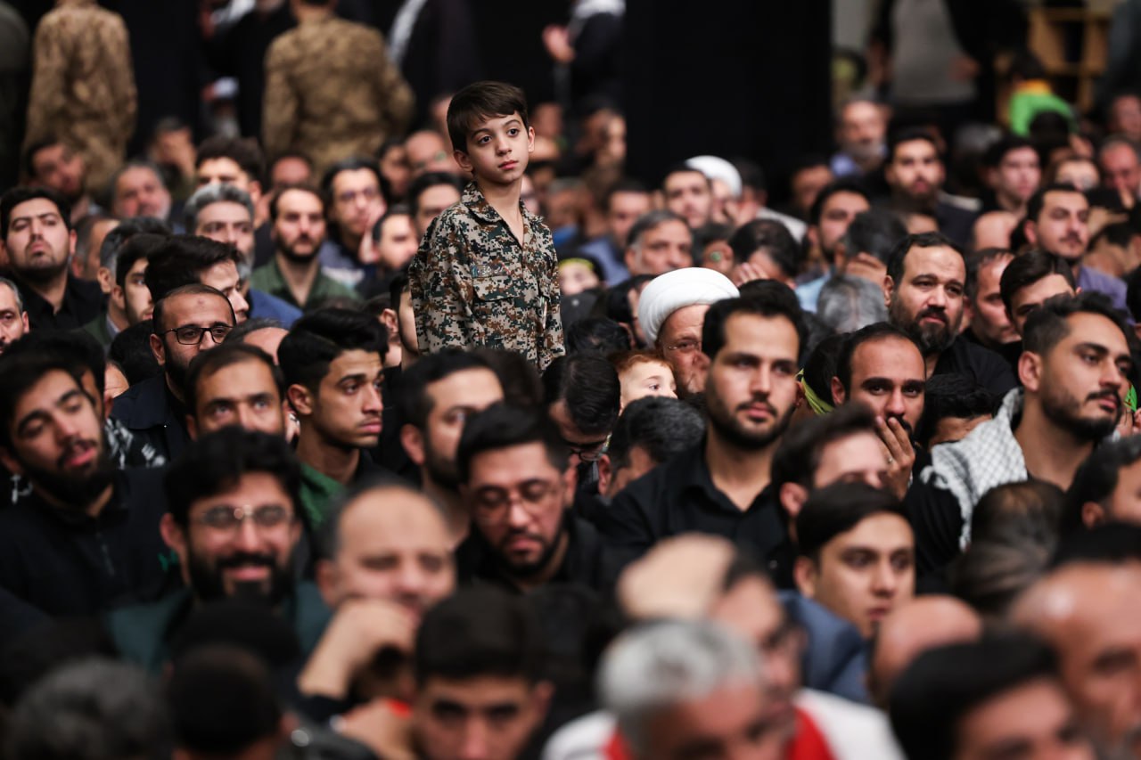 عکس/ آخرین شب مراسم عزاداری ایام فاطمیه (س) در حسینیه امام خمینی(ره)