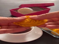 کلمپه زعفرانی کنار چای میچسبه