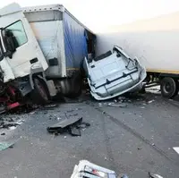 لحظه تصادف یک کامیون با مرسدس مایباخ