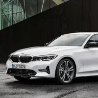 خودروی بی ام و که از وسط نصف شده, اما چرا؟