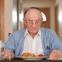 چرا تنها غذاخوردن برای سالمندان سم است؟