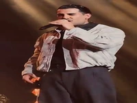 صحنه ای از اجرای زنده آهنگ «دوست دارم» از مجید رضوی 