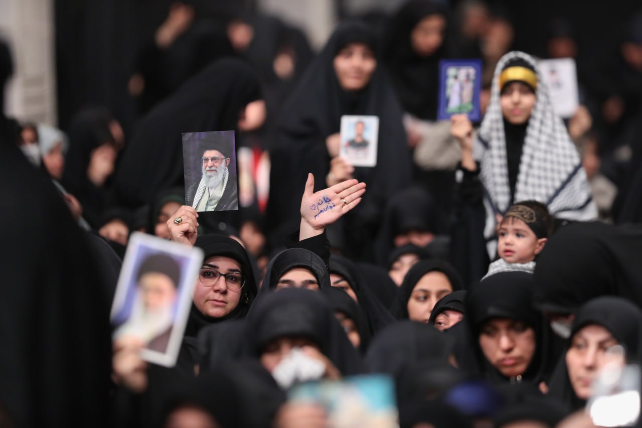 عکس/ آخرین شب مراسم عزاداری ایام فاطمیه (س) در حسینیه امام خمینی(ره)