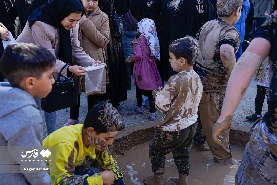 گِل‌مالی خرم‌آبادی‌ها در سوگ فاطمی