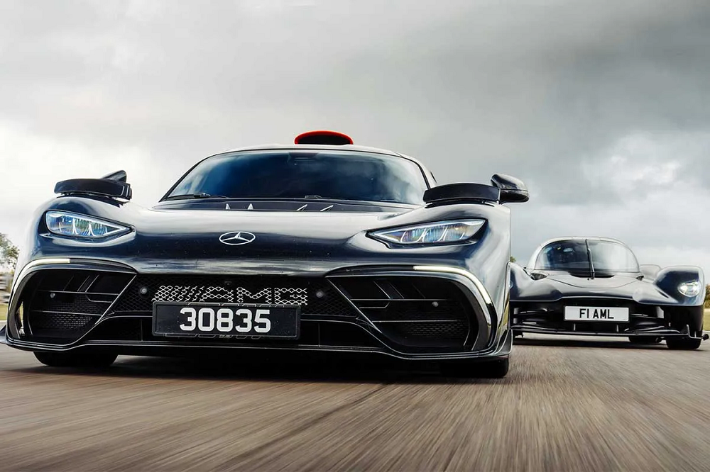 نبرد تایتان‌ها، مرسدس AMG One در برابر آستون‌مارتین والکری