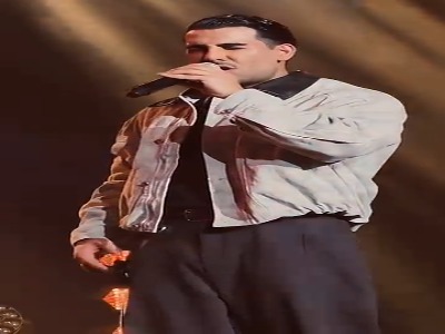 صحنه ای از اجرای زنده آهنگ «دوست دارم» از مجید رضوی 