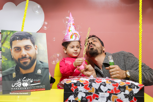 عکس/ جشن تولدی کوچک برای دختر قهرمان بزرگ