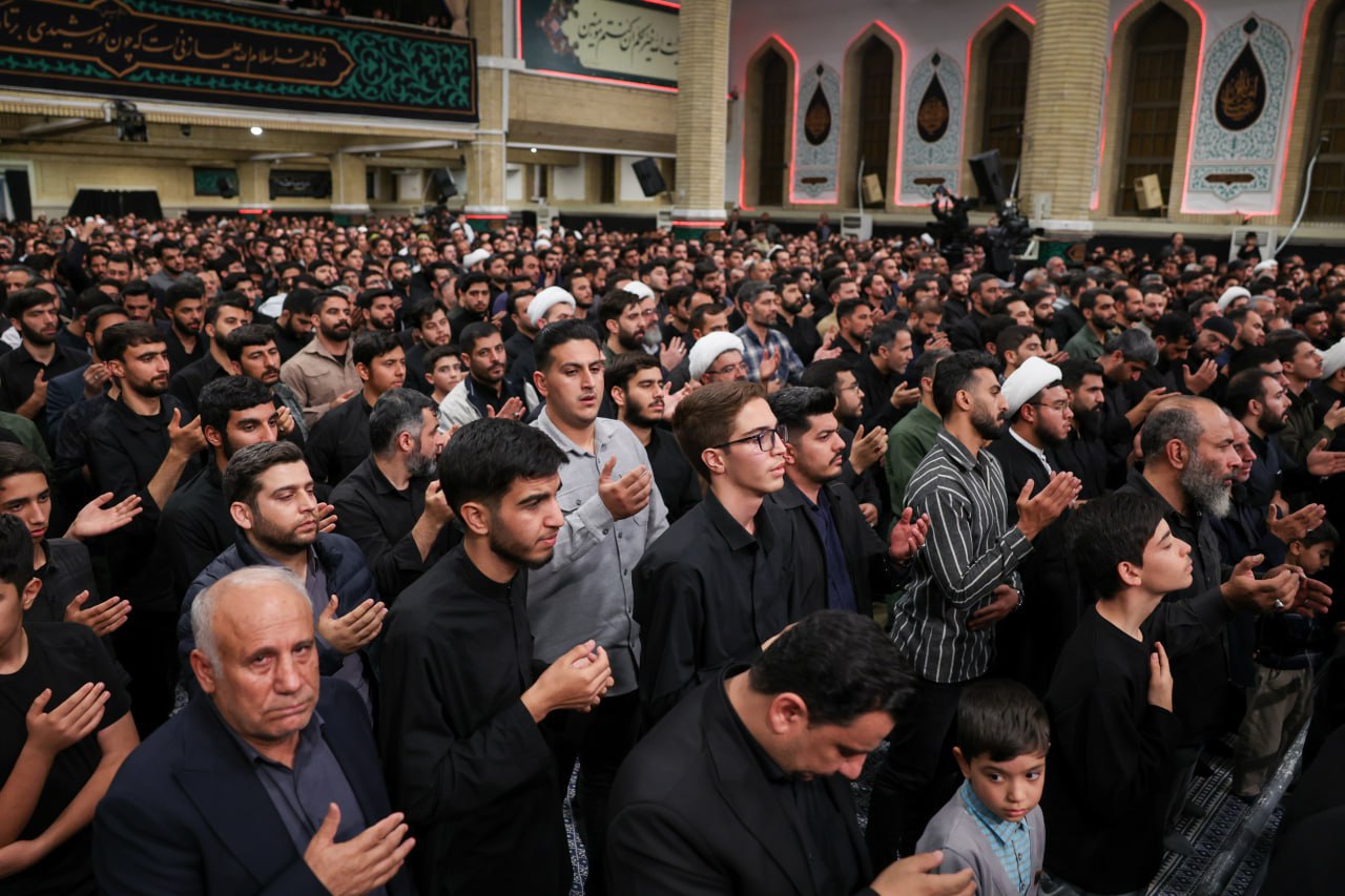 عکس/ آخرین شب مراسم عزاداری ایام فاطمیه (س) در حسینیه امام خمینی(ره)