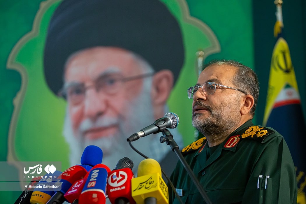 سردار سلیمانی: با تفکر بسیجی از تمامیت ارضی ایران دفاع میکنیم