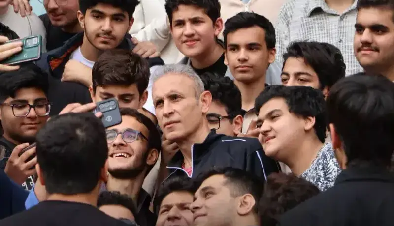 سلفی خاطره‌انگیز یحیی با دانش‌آموزان اهوازی