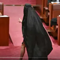 تعلیق سناتور استرالیایی پس از توهین به مسلمانان با پوشیدن برقع