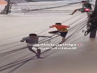 نجات از سیل با کمک کابل‌های برق در تایلند