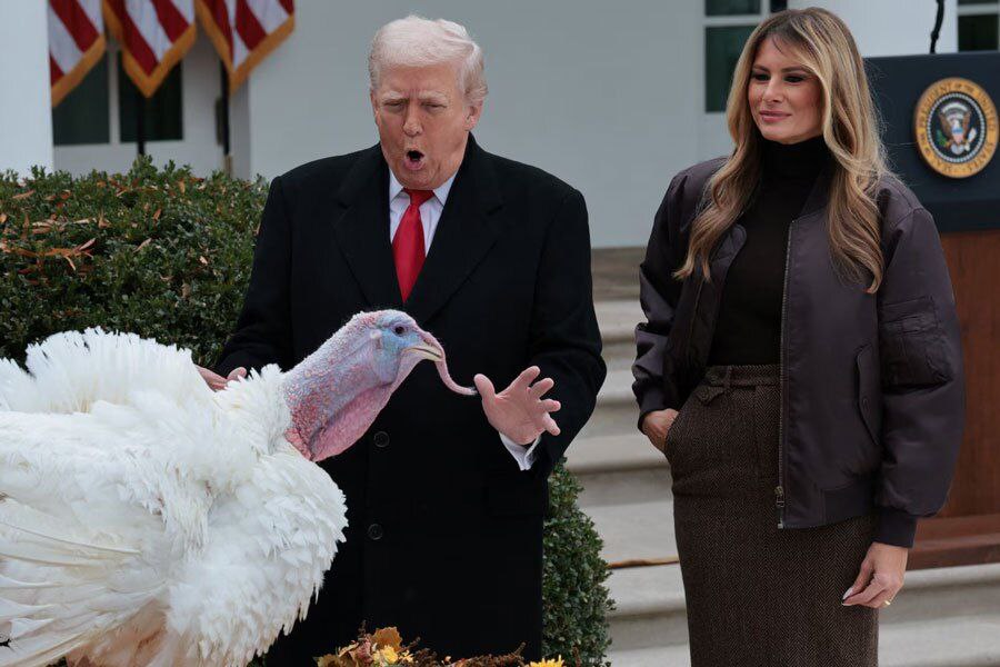 عکس/ دیدنی های امروز؛ از بوقلمون های روز شکرگزاری در کاخ سفید تا دردسر باران برای مردم غزه