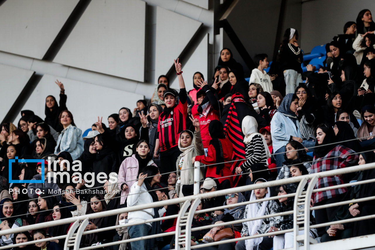 نخستین حضور زنان تماشاگر در ورزشگاه امام رضا (ع) مشهد