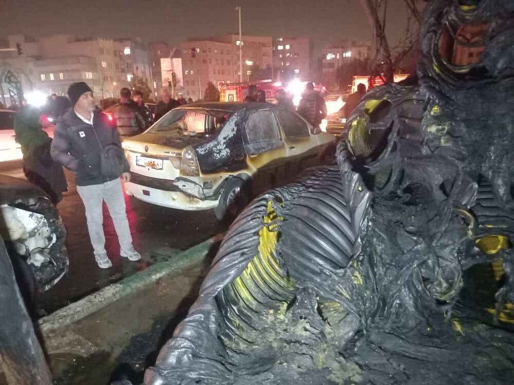 خسارت آتشسوزی به چهار دستگاه خودرو در تهران؛ آتشنشان مصدوم شد