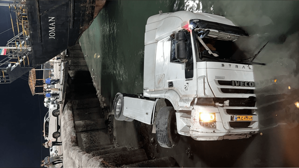 سقوط دوباره خودروی سنگین در اسکله لافت