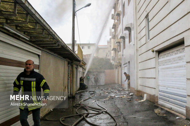 عکس/ آتش‌سوزی ساختمان مسکونی در محله لب آب رشت 