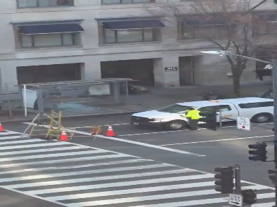 لحظه دستگیری فرد مهاجم در نزدیکی کاخ سفید