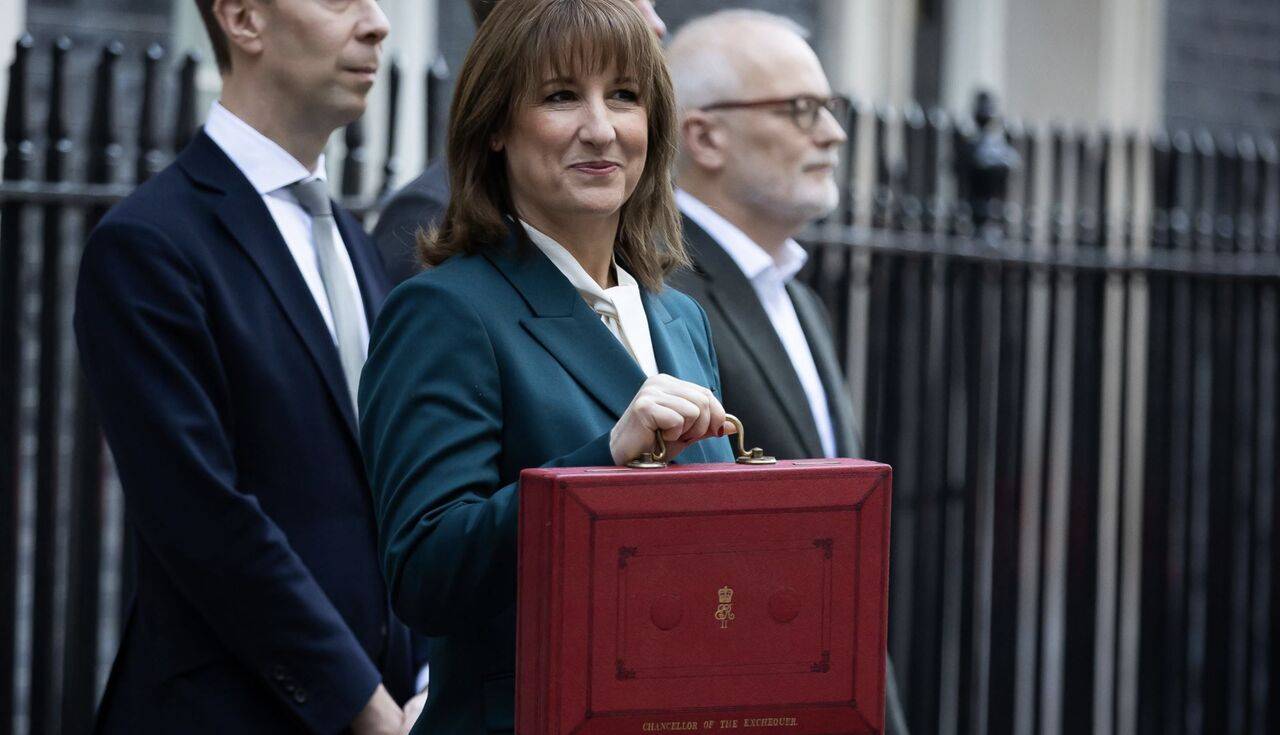 تیغ مالیات تاریخی بر اقتصاد نیمه‌جان انگلیس