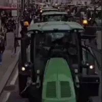 اعتراض کشاورزان معترض با تراکتور در مقابل پارلمان انگلیس