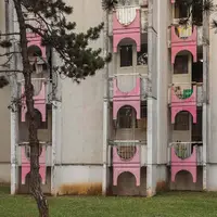 گوناگون/ جزئیات صورتی در نمای این خوابگاه جلب توجه می‌کند!