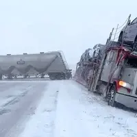 گیر کردن کامیون‌ها در برف و بوران شدید آمریکا