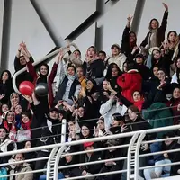 عکس/ اولین حضور زنان تماشاگر در ورزشگاه امام رضا(ع) مشهد
