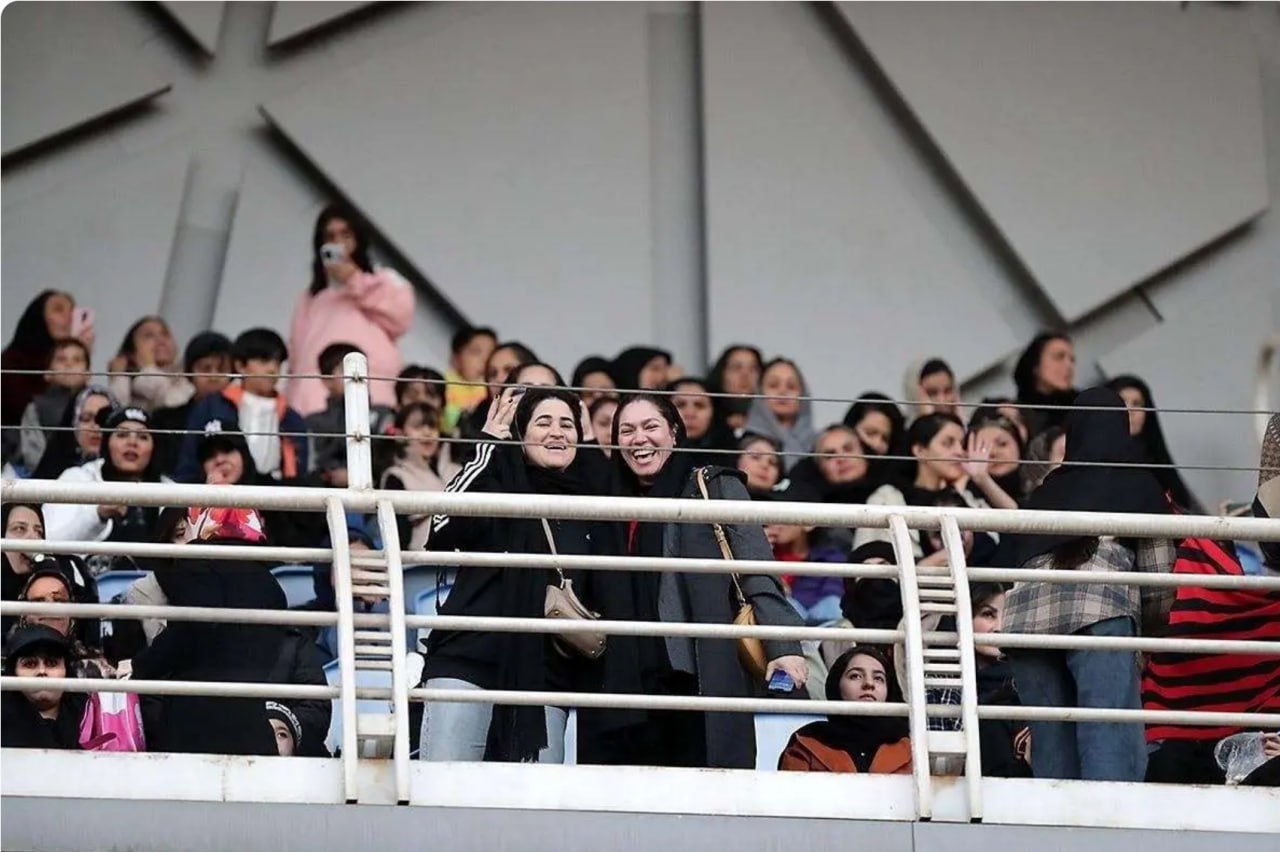 عکس/ اولین حضور زنان تماشاگر در ورزشگاه امام رضا(ع) مشهد