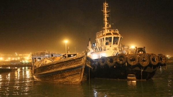 غرق شدن لنج باری در آب‌های بوموسی